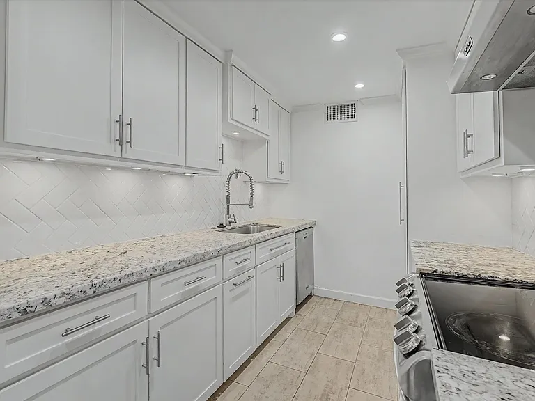 7575 Katy Fwy #4 — Photo 25