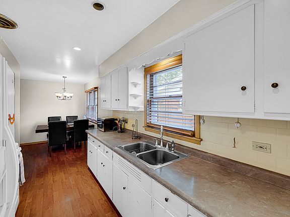 5th image of 16404 Betty Ln