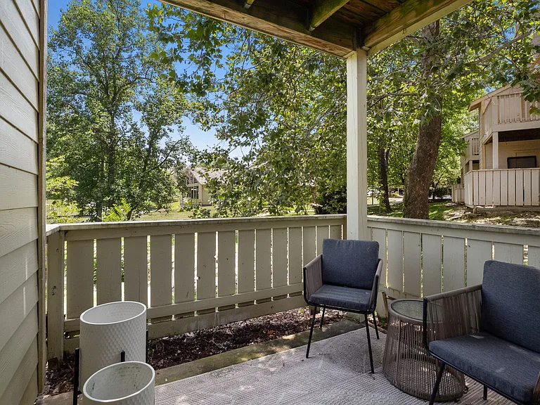 Lago Vista Apartments — Photo 49