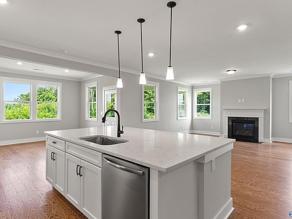 4th image of 215 Applewood Ct