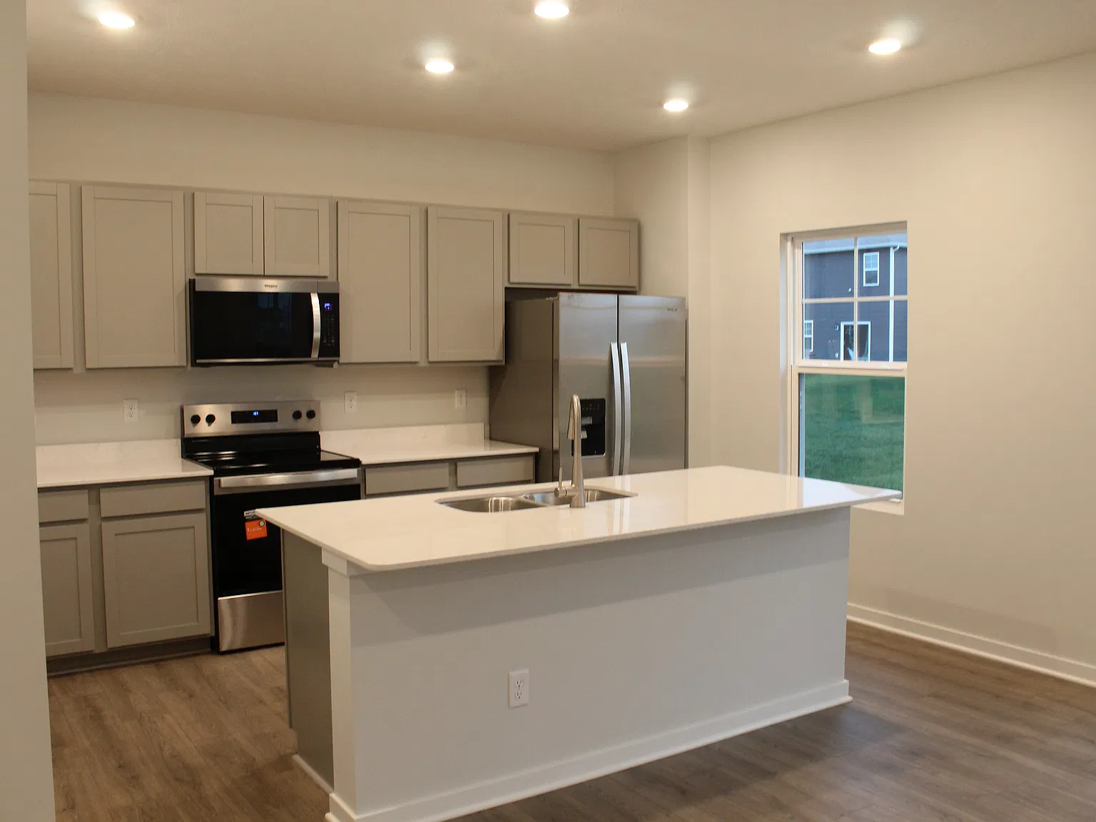 3 bed, 2.5 bath, 2155 sqft, $3,000 — Photo 2