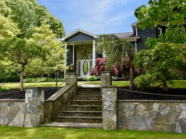 14 E River Dr, Dartmouth, MA 02747