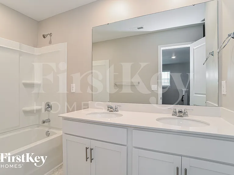164 N Hill Ln — Photo 15