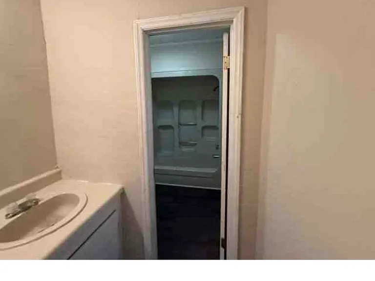 615 Clinton St — Photo 8