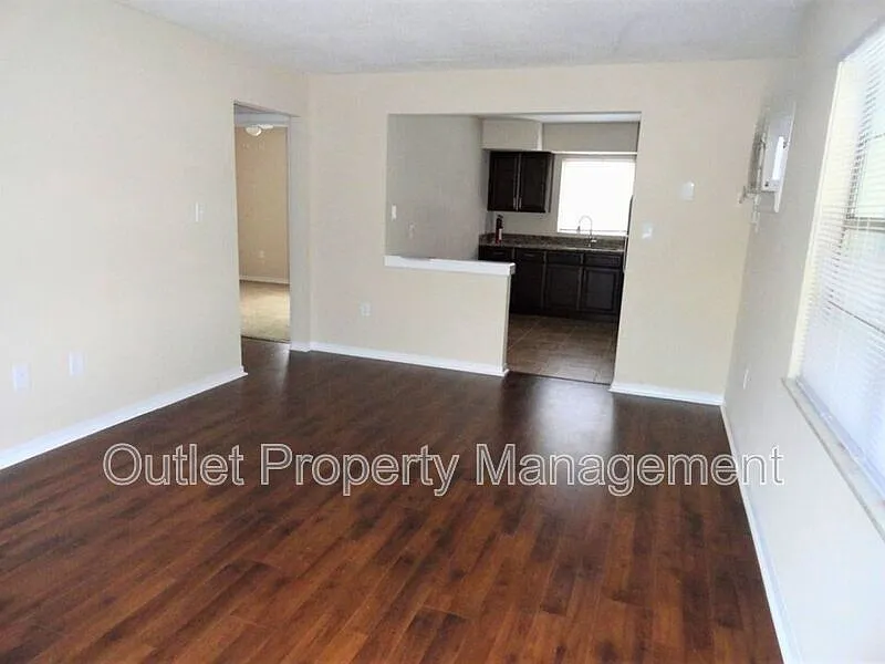2 bed, 1.0 bath, 950 sqft, $1,570 — Photo 2