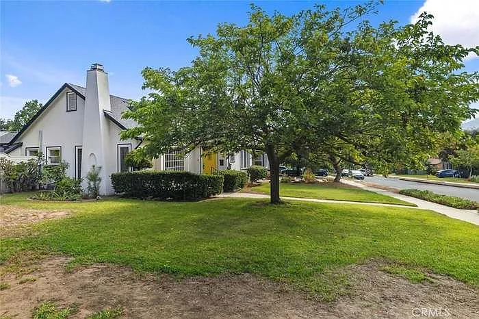 3658 Sierra Vista Ave — Photo 2