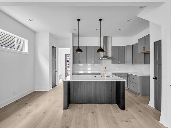 5th image of 2110 11th Ave N #A