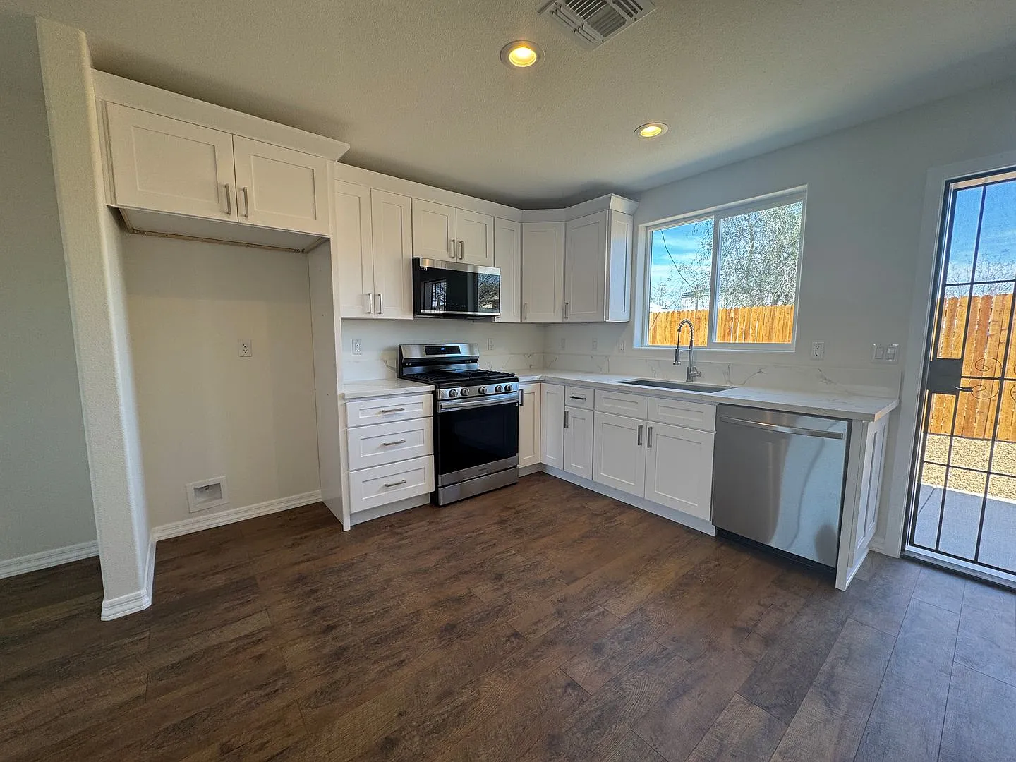 Brand New 2BR home with fenced yard — Photo 3