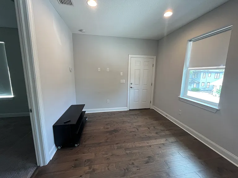 209 S Moody Ave — Photo 1