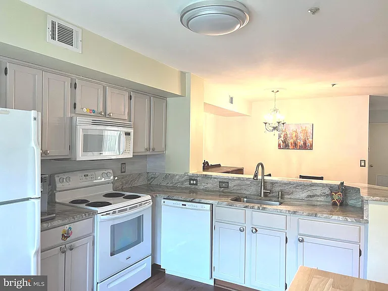 50 Sandstone Ct #B — Photo 3