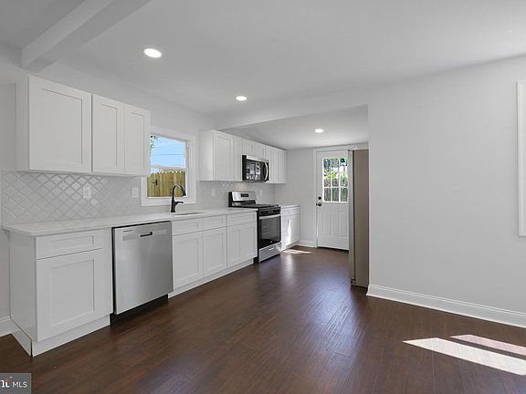 4th image of 707 Moores Ln