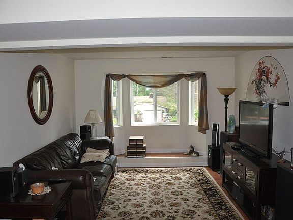 2nd image of 818 211th Pl NE