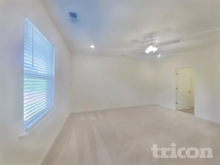 1940 Logan Ln — Photo 7
