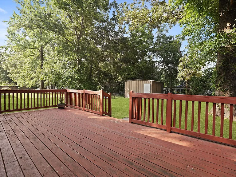 226 Larchmont Dr — Photo 34