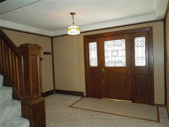 Large entry way that can used as a den area