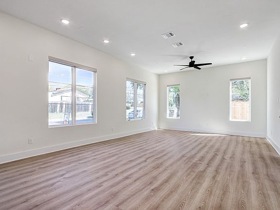 4th image of 367 Everest Ave
