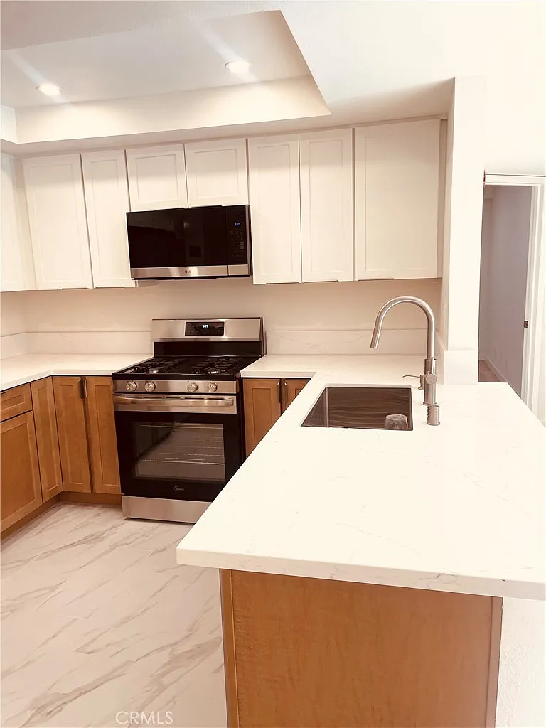 2 bed, 1000 sqft, $2,850 — Photo 3