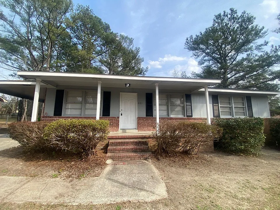 221 Ramblewood Dr