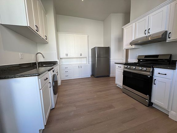 3rd image of 1027 Oak St Unit B