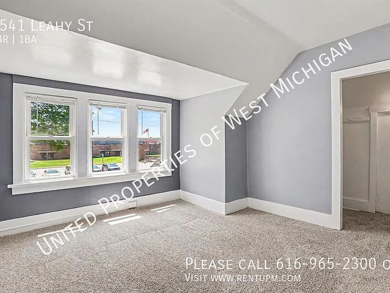 1541 Leahy St — Photo 8