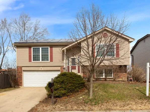 4 Lexington Ct, Streamwood, IL 60107