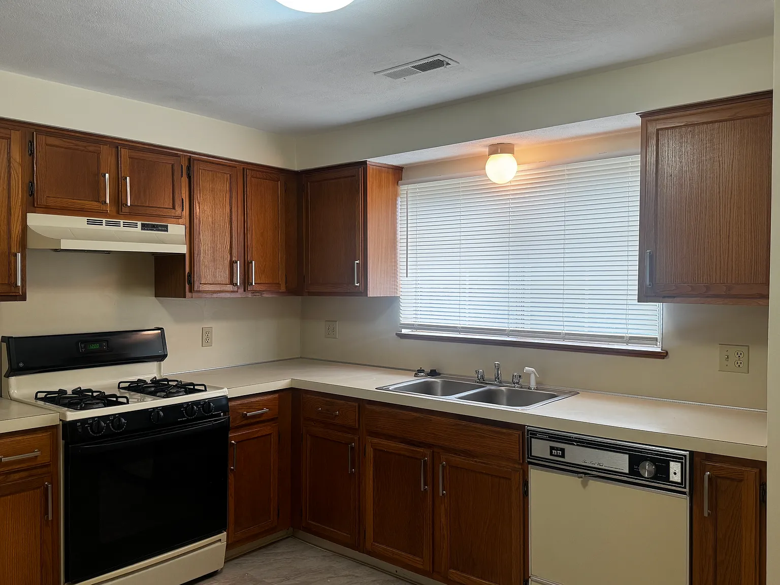 2 bed, 900 sqft, $1,875 — Photo 1