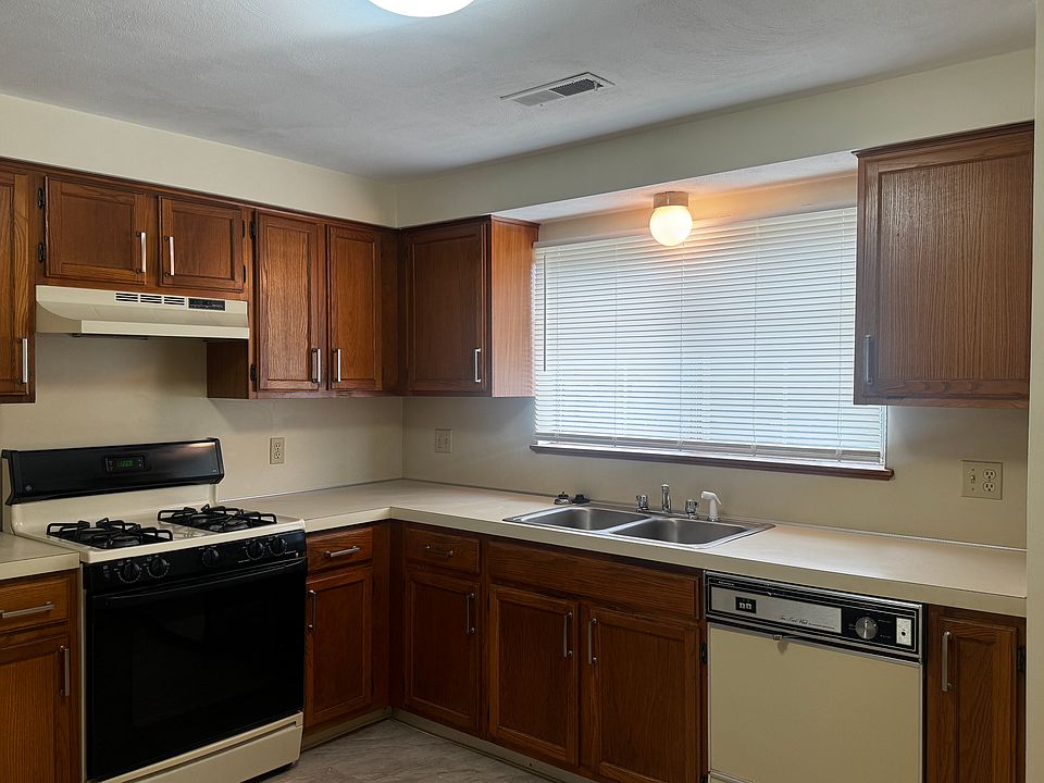 1st image of 182 Chenango Ave