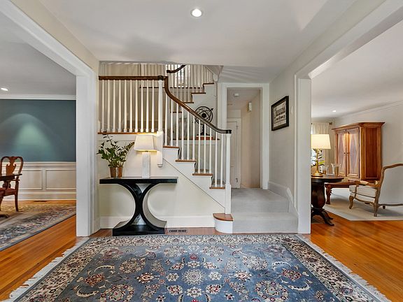 3rd image of 8 Wayside Ln