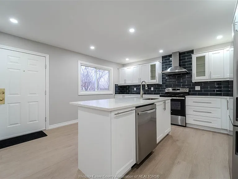 5414 Lassaline Ave — Photo 3