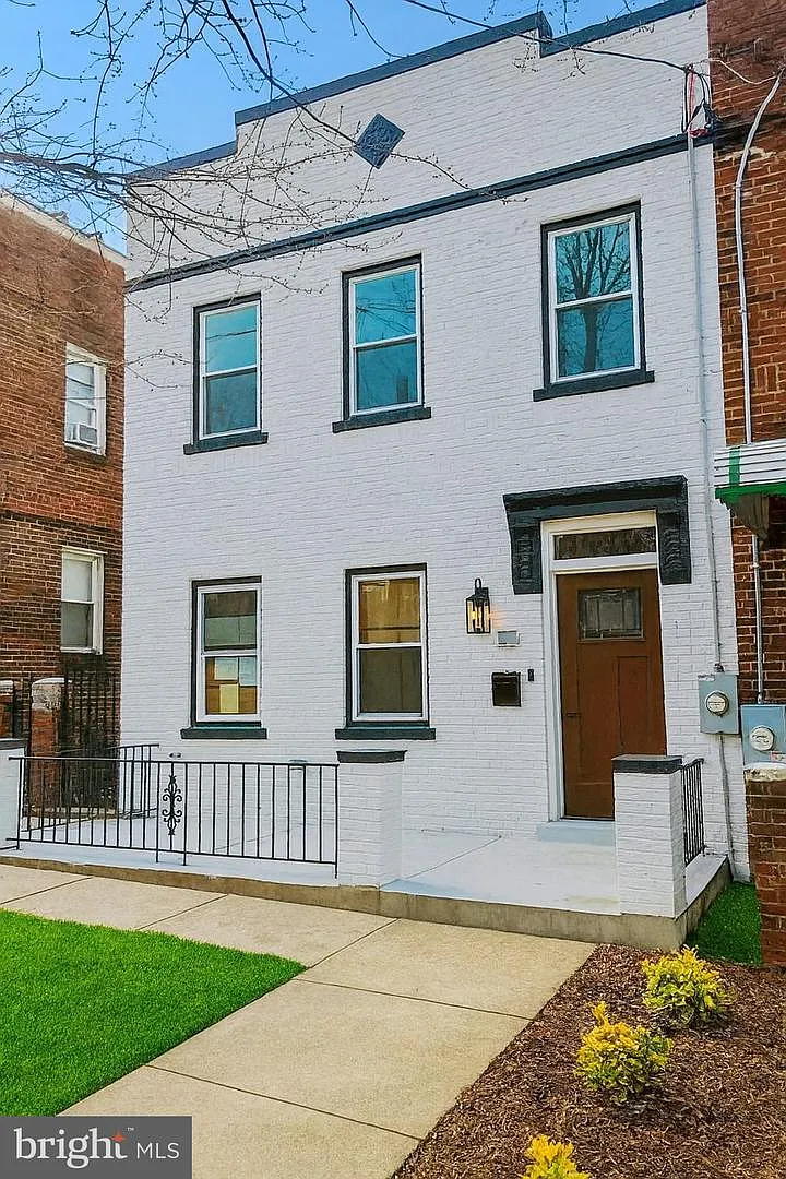 236 Division Ave NE photo 1