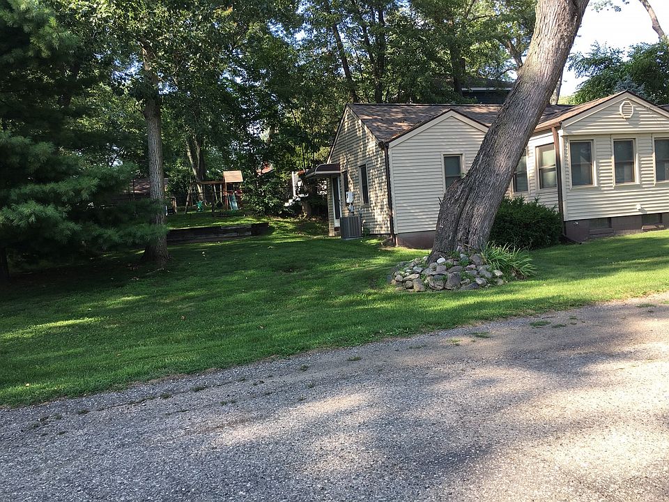 2nd image of 1572 Wilmot St