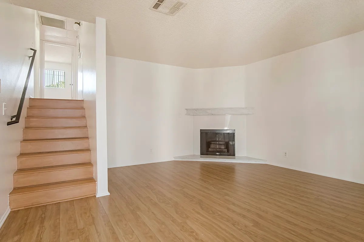 Building Photo - 112 W Acacia Ave #102