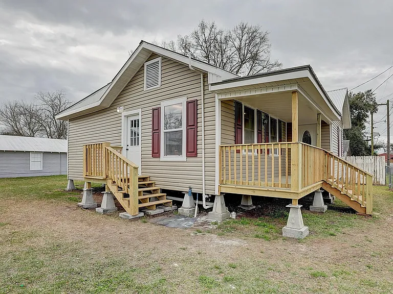 210 Forrest St — Photo 2