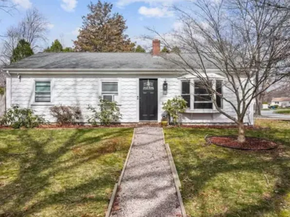 1 Hazelton Rd, Barrington, RI 02806