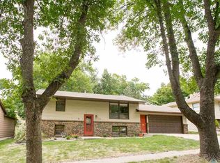 2409 S Mockingbird Cir, Sioux Falls, SD 57103