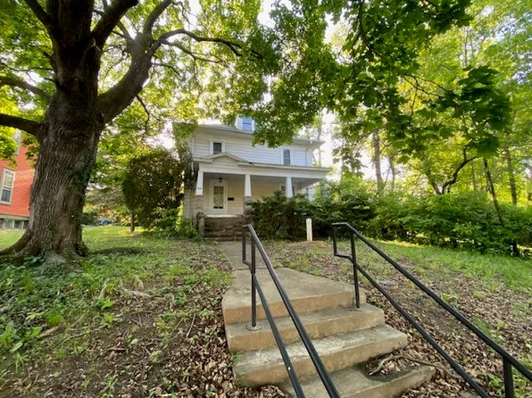 820 4th St, Charleston, IL 61920