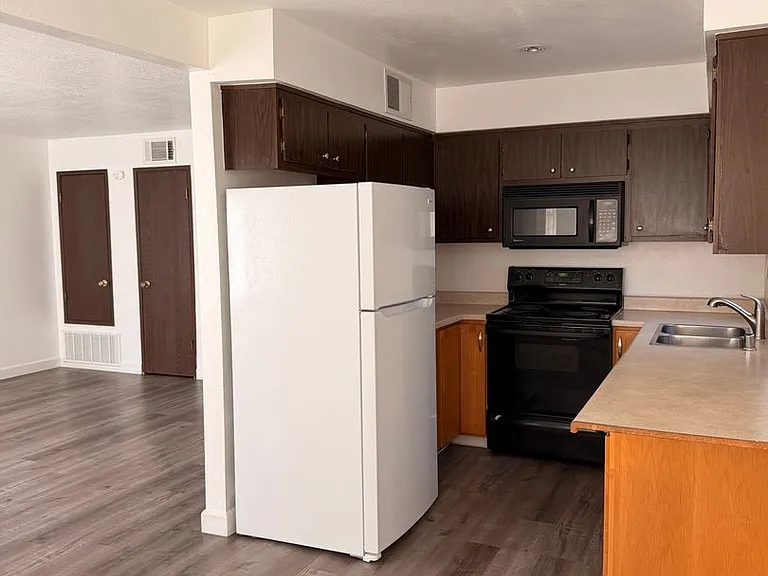 80 Mina Ave — Photo 2