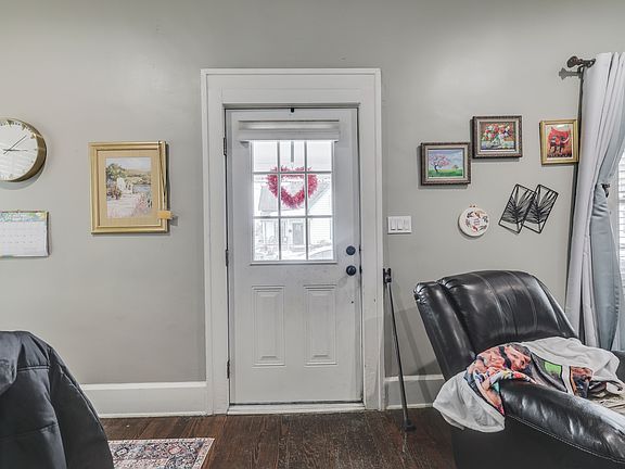 3rd image of 20 Colescott St