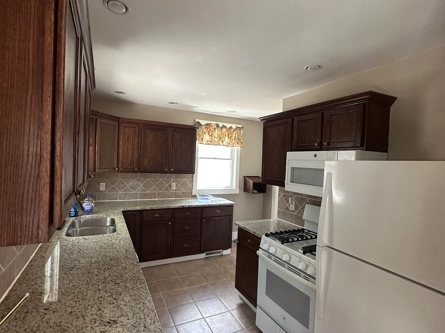 3 bed, 1624 sqft, $1,850 — Photo 3