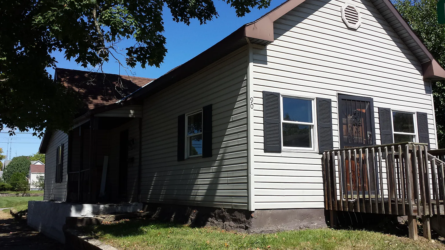 90 NW G St photo 1