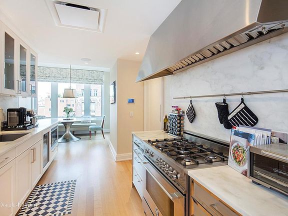 5th image of 200 E 79th St