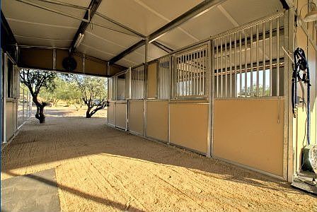 New MD Barn - 3 Stalls w/ Tack Room 