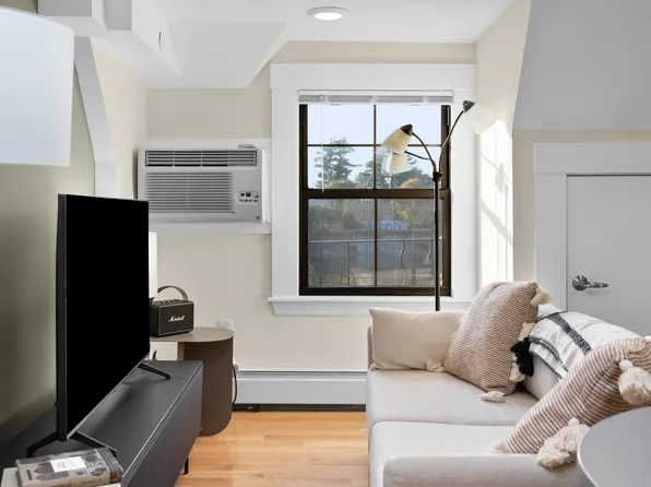 124 Commonwealth Ave #4, Chestnut Hill, MA 02467