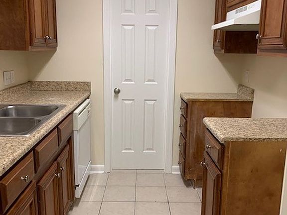 4th image of 1004 N Oak St APT 8