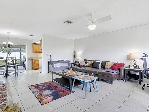 3rd image of 824 SE Corto Court