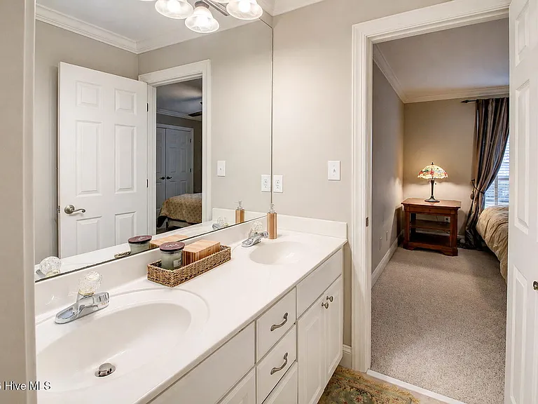 305 Holly Ln — Photo 47