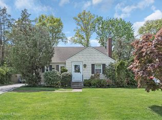 26 Circle Dr, Glen Cove, NY 11542