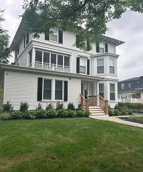 Beautiful Victorian building 1 block from town