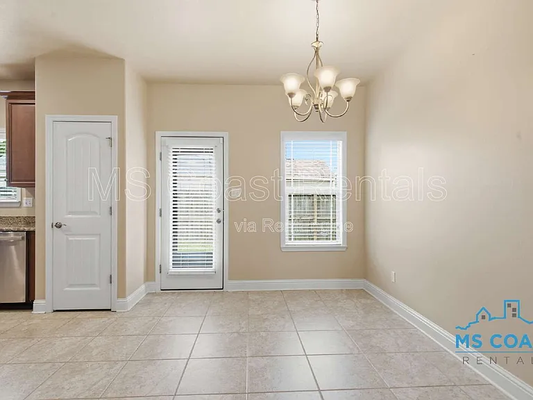 915 Old Towne St — Photo 11
