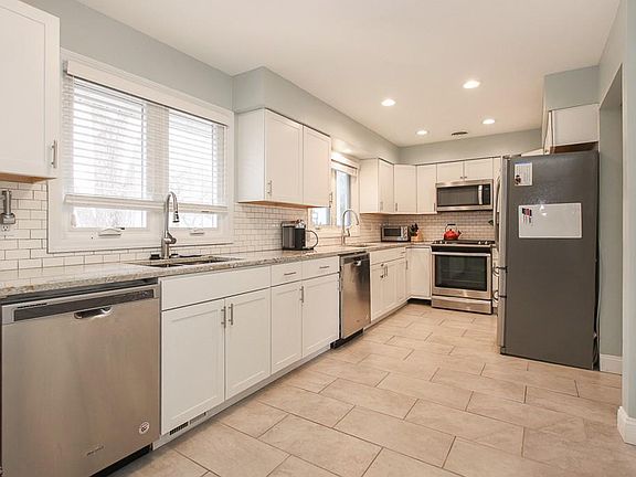 3rd image of 24885 Twickenham Dr